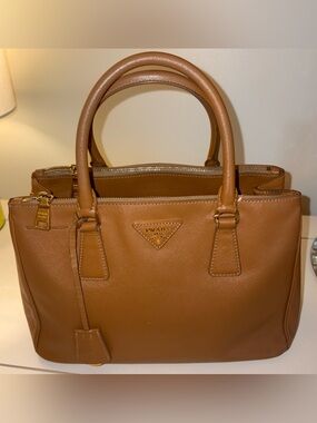 Prada Women’s Galleria Saffiano Leather Medium Handbag/Shoulder Bag